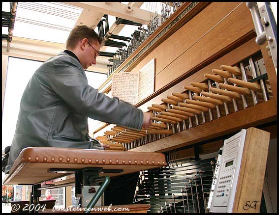 Speler op orgel van de wagen